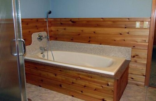 Kodiak Apartment | Experience Rugged Alaska with Scenic Lake Views & Amenities