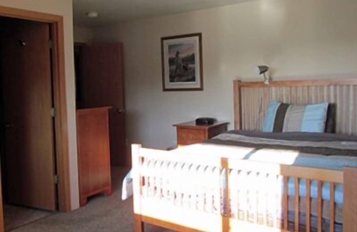 Kodiak Apartment | Experience Rugged Alaska with Scenic Lake Views & Amenities