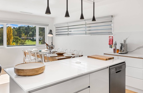 East Jindabyne House | Lake Villavista East Jindabyne: Rated 10/10 with Lake Views
