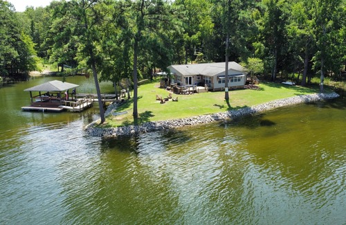 Liberty Hill House | Lake Wateree Waterfront Home with Spa & Lake View Amenities