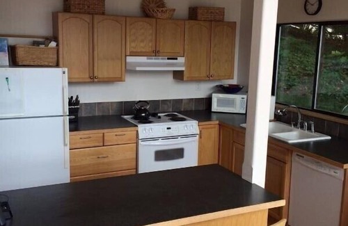 Bellingham Cabin | Waterfront Cabin on Lake Whatcom: Pet-Friendly Retreat