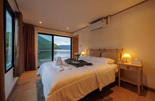 Tha Kradan Boat Rental | Tranquil Lakeation Kanchanaburi with Family-Friendly Amenities