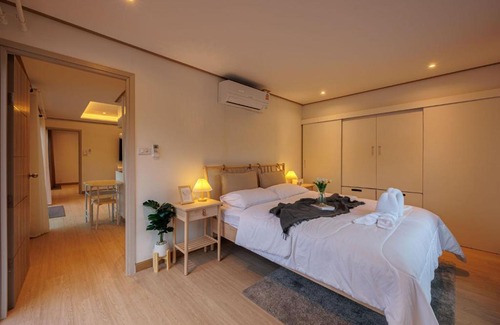 Tha Kradan Boat Rental | Tranquil Lakeation Kanchanaburi with Family-Friendly Amenities