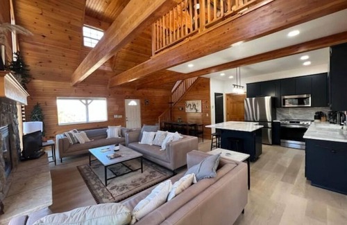 Eagle Rock House | Scenic Lakefront Escape with Theater Screen & Kayaks