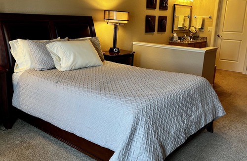 Birchwood Condo | Lakefront 1BR Condo with Indoor Pool & Hot Tub - Tagalong Resort