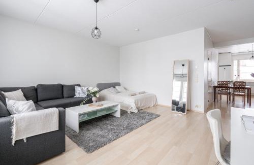 Jyvaskyla Apartment | Lakefront 2BR Home with Sauna near Railway Station & Downtown