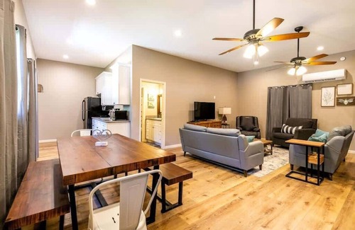 Negreet House | Explore Eden Cove: Prime Midlake Location with Kayaks
