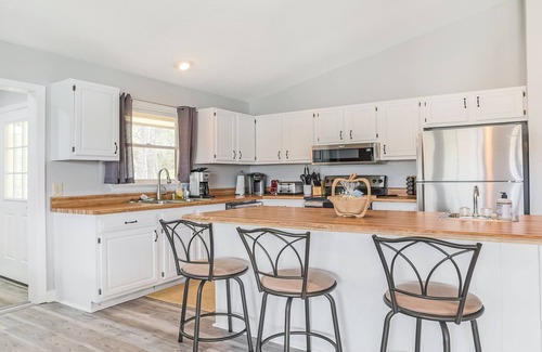 Wise House | Incredible 4bd Retreat with Lake View & Pet-Friendly Options