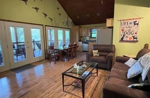 Cub Run House | Idyllic Lakefront Cabin: Pet-Friendly, Sleeps 10 Comfortably