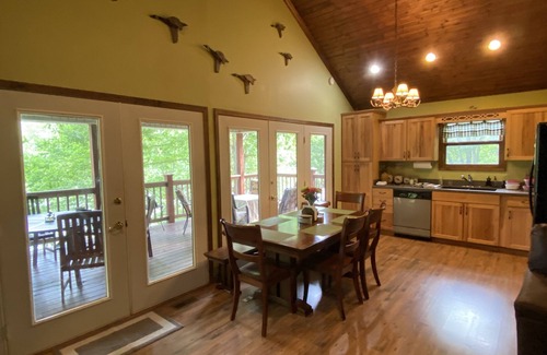 Cub Run House | Idyllic Lakefront Cabin: Pet-Friendly, Sleeps 10 Comfortably
