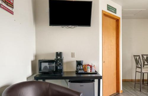 Mayfield Apartment | Family-Friendly Lakefront Rooms at Fife Lake Lodge