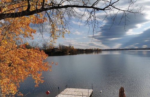 Pincourt Apartment | Lakefront apartment 15 min airport
