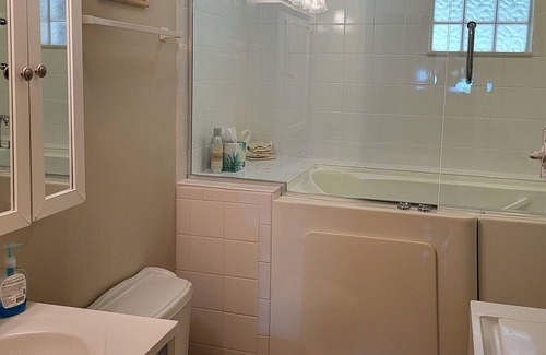 Hernando Cottage | Ideal Lakefront Retreat with Family & Pet-Friendly Amenities