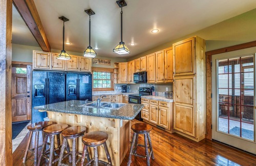 Bemidji House | Experience Lakefront Bliss with Pool & Hot Tub Amenities