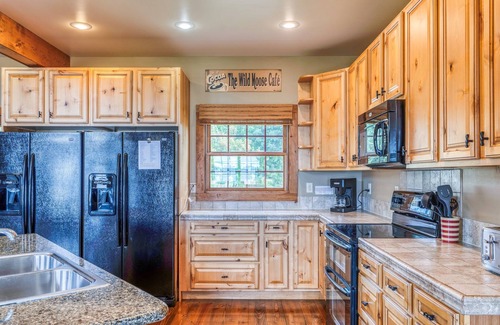Bemidji House | Experience Lakefront Bliss with Pool & Hot Tub Amenities