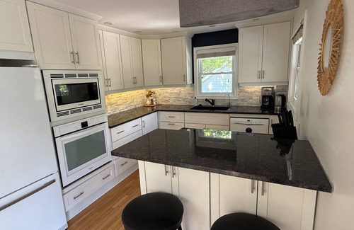 Dashwood Cottage | Lakefront Bliss with Private Beach n Sleeps 10