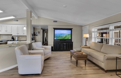 Willis House | Serene Lakefront Getaway: Spa, Hot Tub & Pet Friendly!