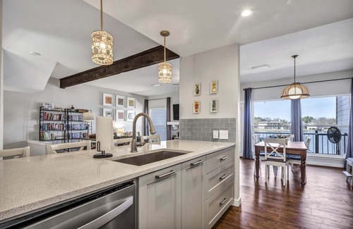 Horseshoe Bay House | Lakefront Getaway: Boatslip, Wi-Fi & Kayaks Await You