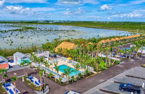 Sugarloaf Key Cottage | Pet-Friendly Lakefront Bungalow with Great Amenities
