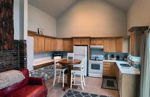 Eatonville House | Lakefront Bungalow: Ideal Retreat Near Mt Rainier!