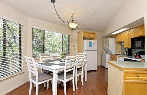 Lakeway House | Waterfront Bungalow with Pool and Hot Tub for Families