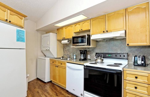 Lakeway House | Lakefront Bungalow - Shared Community Pool/Hot Tub #4