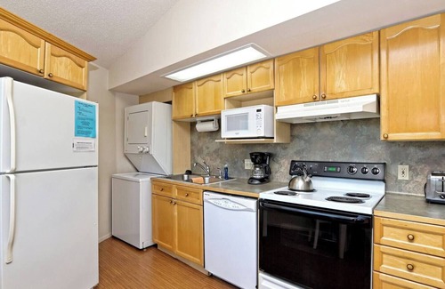 Lakeway House | Lakefront Bungalow - Shared Community Pool and Hot Tub Unit 10
