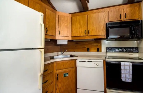 Seminole Cabin | Cozy Lakefront Cabin Near Beach - Pet Friendly & Kayak Ready
