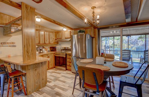 Reed Creek Cabin | Relaxing Lakefront Cabin Retreat at Lake Hartwell