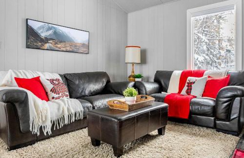 Central Alberta House | Lakefront Cabin - Cozy Retreat - 5Beds - TV - Wifi