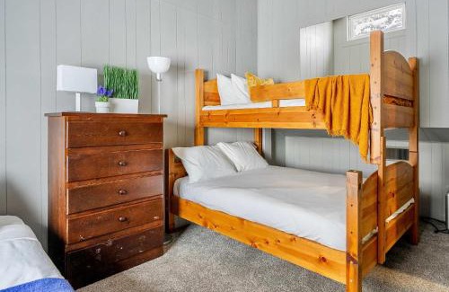 Central Alberta House | Lakefront Cabin - Cozy Retreat - 5Beds - TV - Wifi