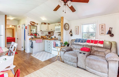 Fowlstown Cabin | Lakefront Cabin in Brinson: ‘Behind the Moon’