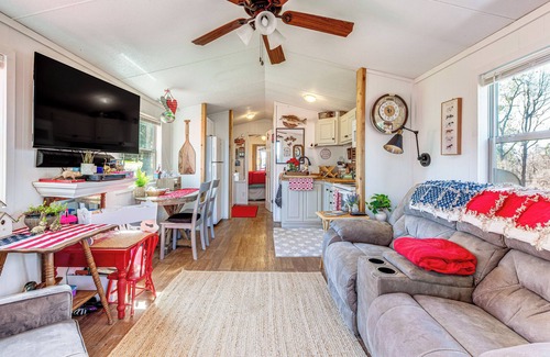 Fowlstown Cabin | Lakefront Cabin in Brinson: ‘Behind the Moon’