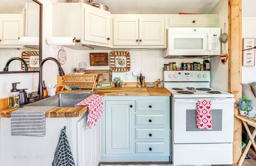 Fowlstown Cabin | Lakefront Cabin in Brinson: ‘Behind the Moon’