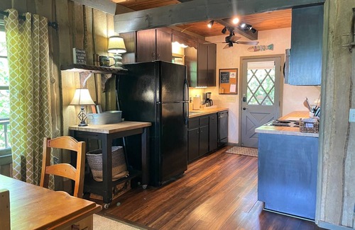 Reed Creek Cabin | Serene Lakefront Cabin with Pool & Kitchen on Lake Hartwell