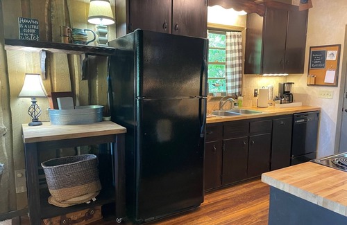 Reed Creek Cabin | Serene Lakefront Cabin with Pool & Kitchen on Lake Hartwell