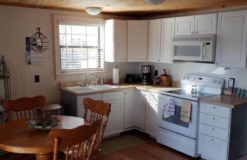 Murchison Cabin | Cozy Lakefront Cabin near Canton with Pool & Breakfast