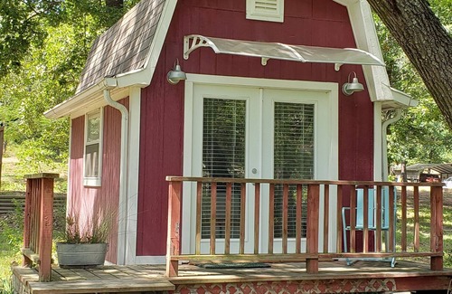 Murchison Cabin | Cozy Lakefront Cabin near Canton with Pool & Breakfast