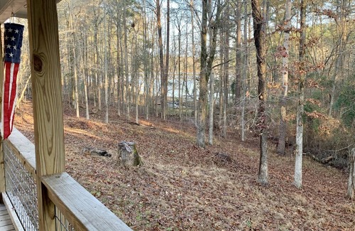 Tignall House | Idyllic Lakefront Cabin at Harvest Moon Cove - Rated 9.8