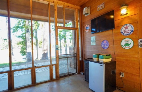 Shelbyville Cabin | Lakefront Cabin for 10 with Private Pier & Pet-Friendly Perks