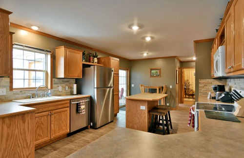 Birchwood Cabin | Lakefront Cabin with Screened Deck & Boat Rentals!