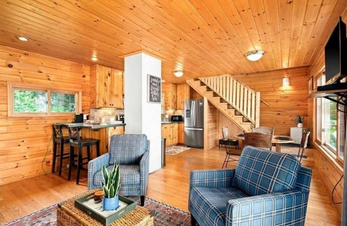 Duluth Cabin | Lakefront Cabin w/Summer Bunkhouse/June-AugnSleeps 10/Sept-May Sleeps up to 6