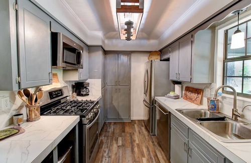 Shreveport Cabin | Lakefront Emerald Point Cabin with Kayaks & Pet-Friendly Stay