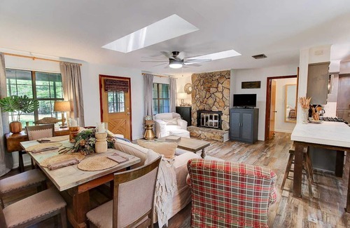 Shreveport Cabin | Lakefront Emerald Point Cabin with Kayaks & Pet-Friendly Stay