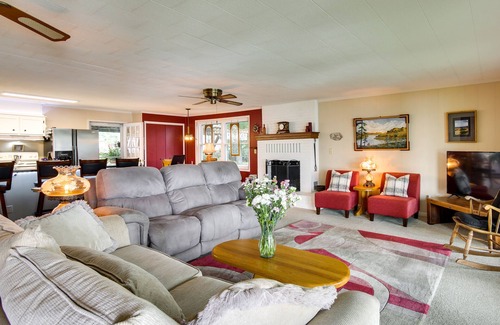 Longtown House | Tranquil Lake Eufaula Retreat with Hot Tub & Spa Amenities
