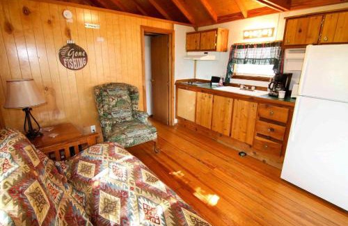 Mead House | Lakefront Cedar Cabin - Pet & Child Friendly Escape