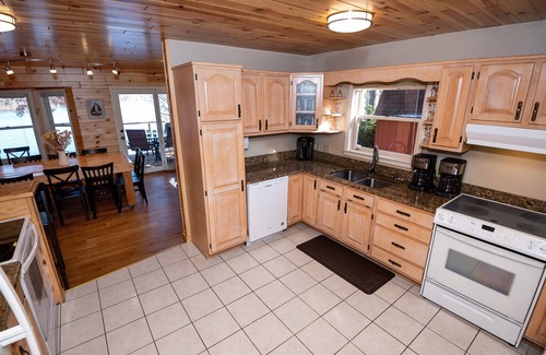 Cassopolis House | Beautiful Lakefront Cedar Lodge with Wheelchair Access & Spa