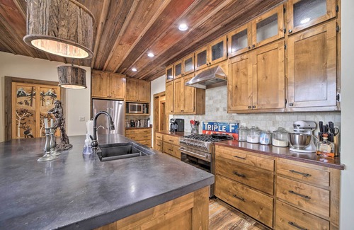 Cedar Vale Cabin | Lakefront Cedar Vale Lodge with Boat Dock & Spa Amenities