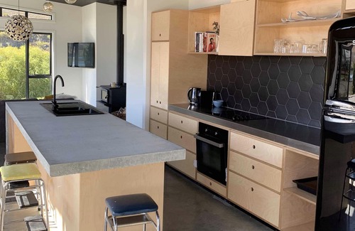 Lowburn House | Tranquil Lakefront Home in Old Cromwell - Guest Rated 9.8
