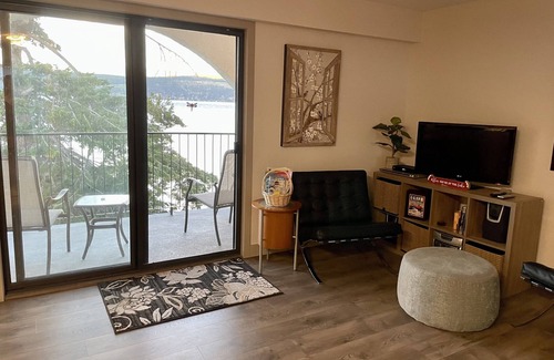 Central Okanagan Condo | Lakefront Condo with Pool & Ocean View - Guest Rated 10/10